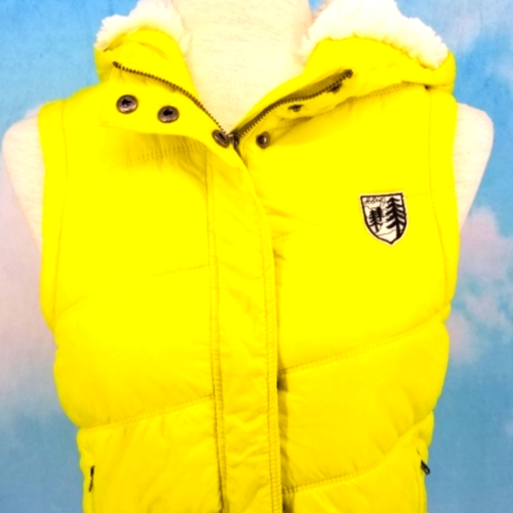 BEAUTIFUL American Eagle NEON yellow puffer hooded vest.